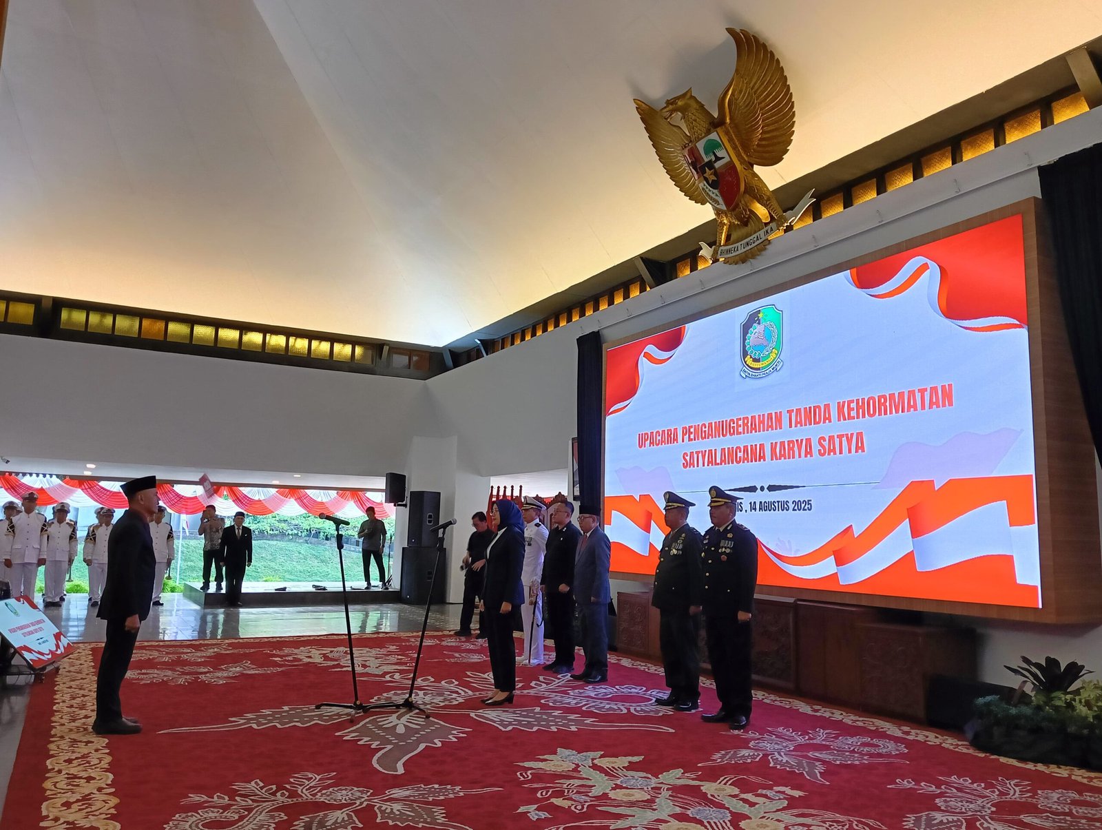 Kasdim 0825/Banyuwangi Hadiri Upacara Penganugerahan Tanda Kehormatan Satya Lencana Karya