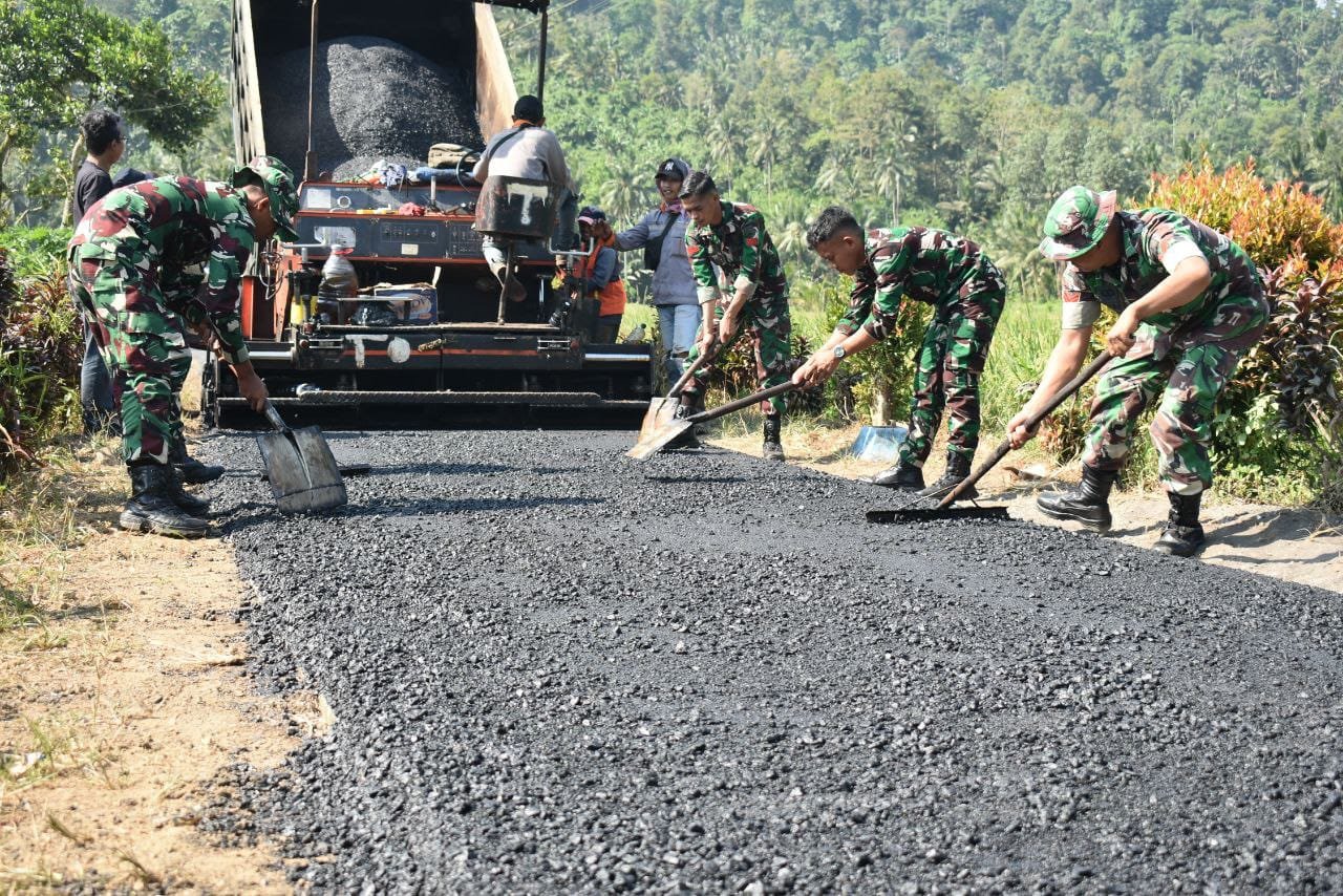 Satgas TMMD ke-126 Kodim 0818/Malang Batu Melaksanakan Pengaspalan Jalan di Dusun Sukomaju Dalam rangka mendukung percepatan pembangunan infrastruktur desa, anggota Satgas TNI Manunggal Membangun Desa (TMMD) ke-126 Kodim 0818/Malang Batu melaksanakan pengaspalan jalan di Dusun Sukomaju, Desa Lebakharjo, Kecamatan Ampelgading, Kabupaten Malang. Kamis 9/10/2025.