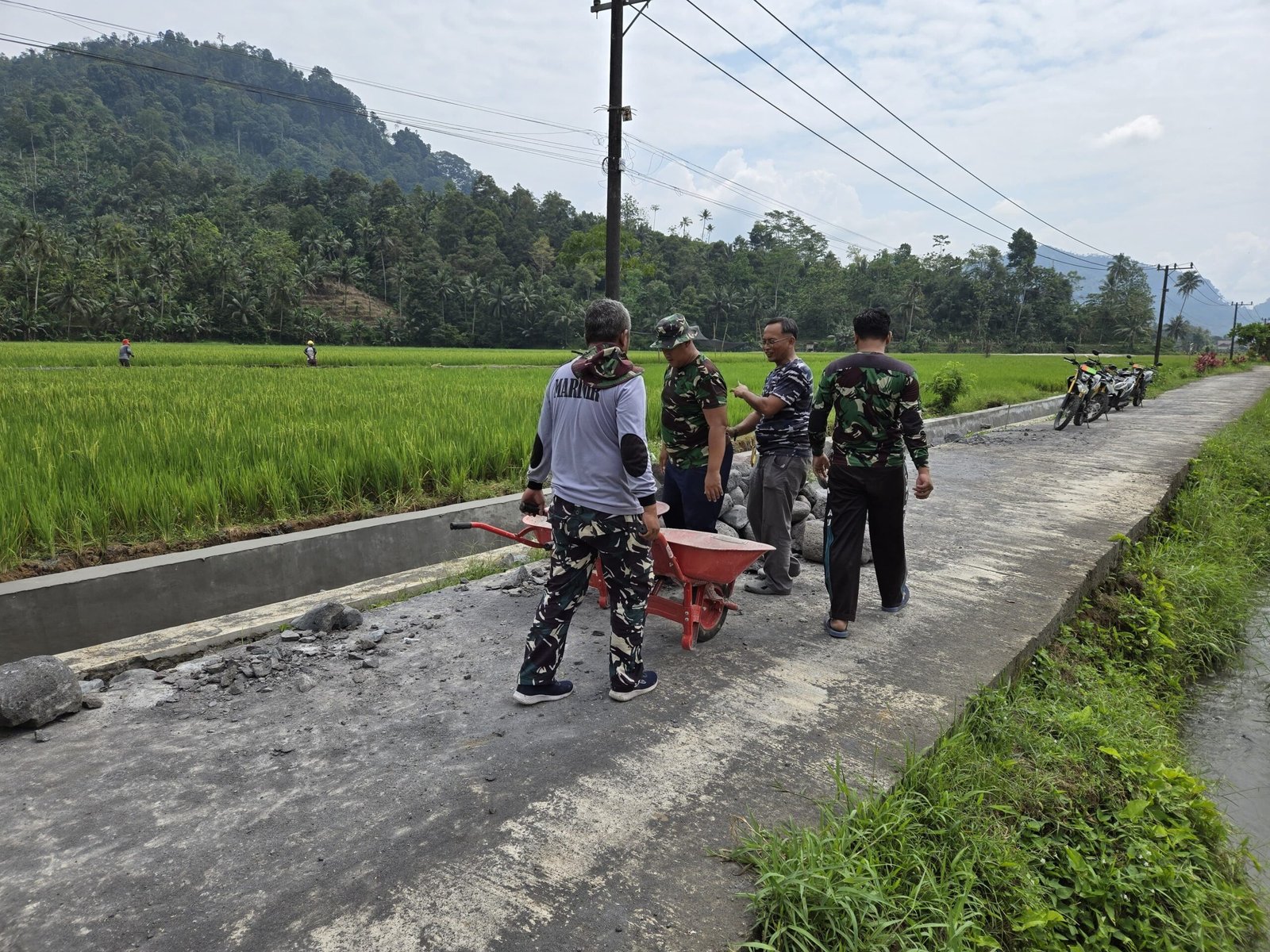 Suara Batu yang jatuh berpadu dengan tawa warga terdengar akrab di Dusun Krajan II, Desa Lebakharjo, Kecamatan Ampelgading.