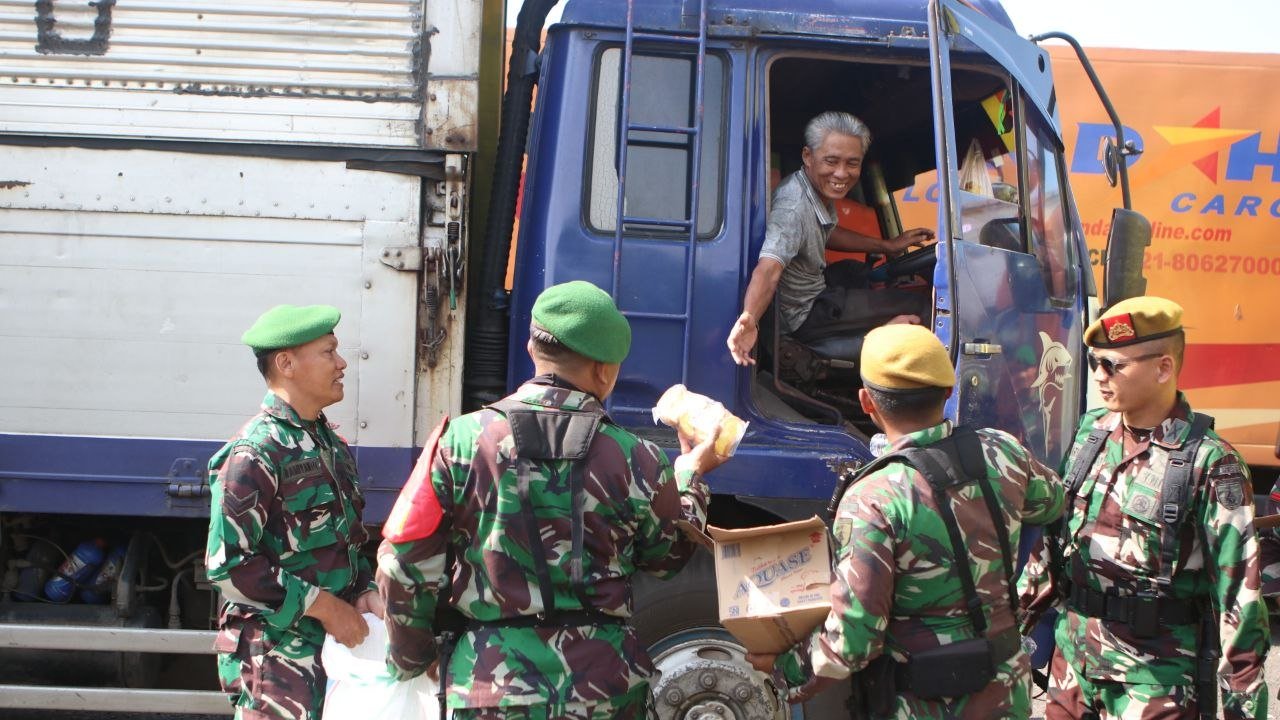 Senyum Haru Para Supir di Ketapang: Aksi Tulus Personel Kodim 0825 Banyuwangi Bikin Sopir Truk Merasa Diperhatikan