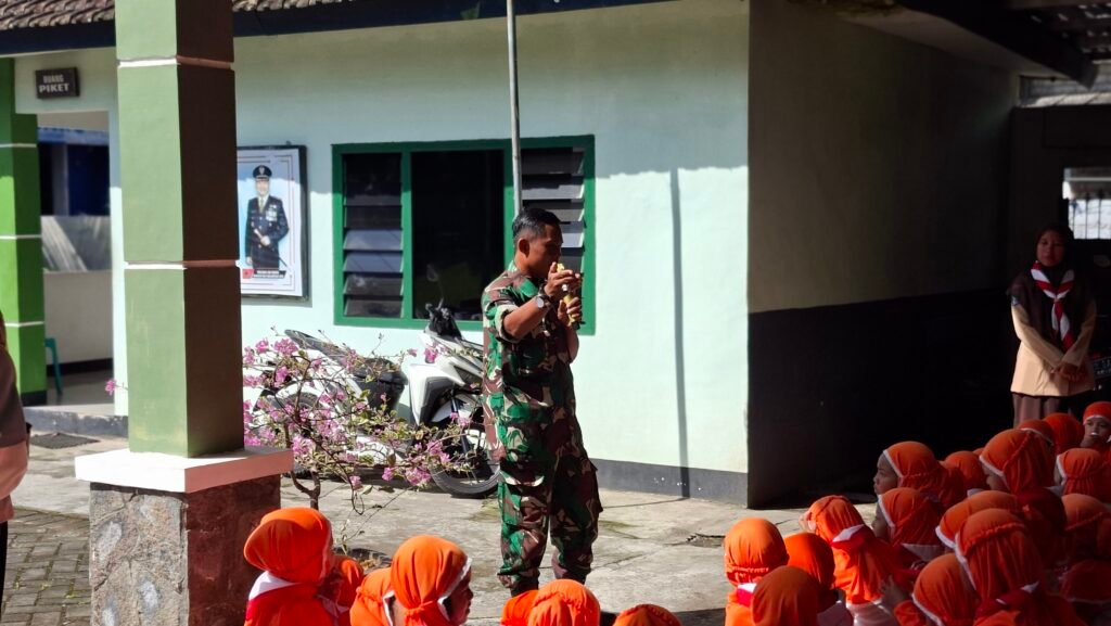 Tanamkan Jiwa Nasionalisme Sejak Dini, Koramil Kalibaru Sambut Ceria Kunjungan TK Al-Kautsar